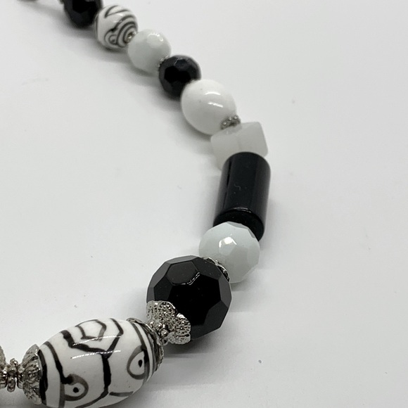 Beautiful black and white vintage necklace with black stone. - Picture 3 of 3